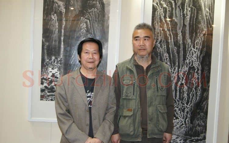 贾雨·右为贾又福工作室画家来支钢先生