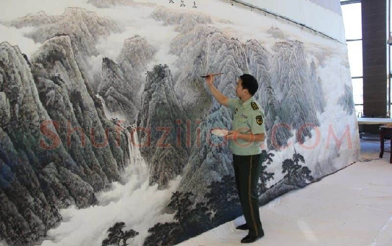 胡智林·在总政为十八大分会场创作大型山水画