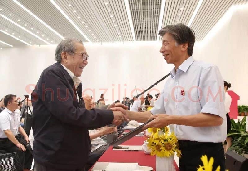 钟涵·2018年9月7日,范迪安为钟涵颁发“中央美术学院杰出教授”奖