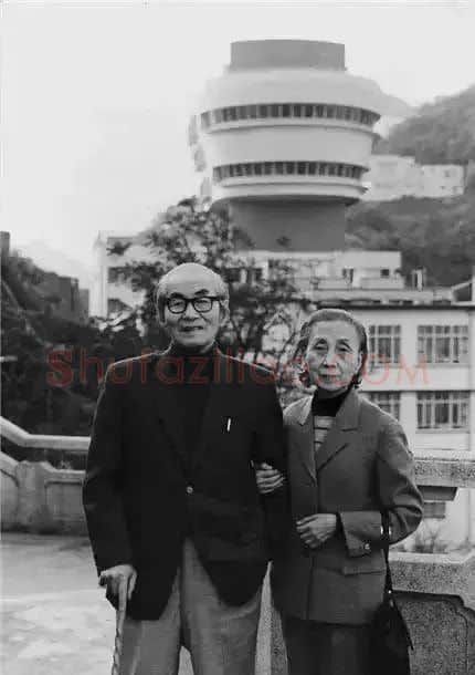 关良·关良与夫人顾卓英合影于香港太平山前