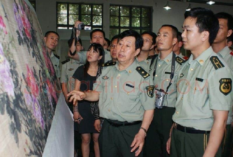 胡智林·中国美协主席刘大为老师为胡智林指点夏布牡丹作品