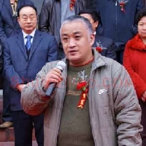 侯震