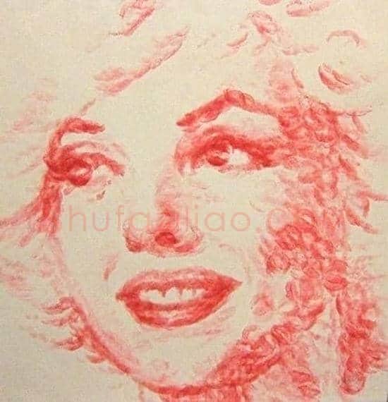 艺术家用嘴唇画出“梦露” 一幅画要吻画纸千次