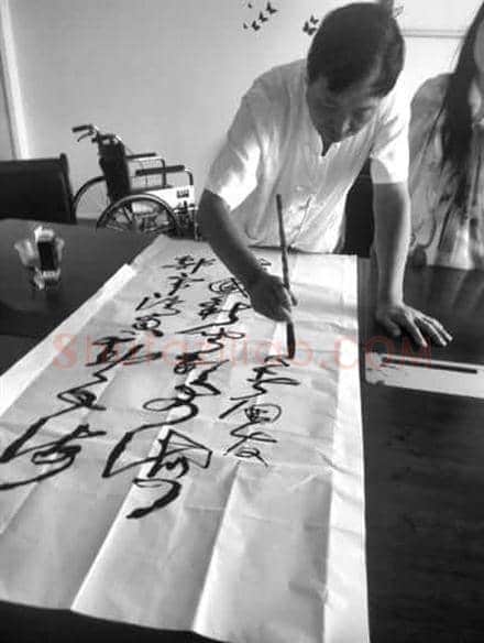 书法老人三亚摆擂:谁赢过他奖100万元