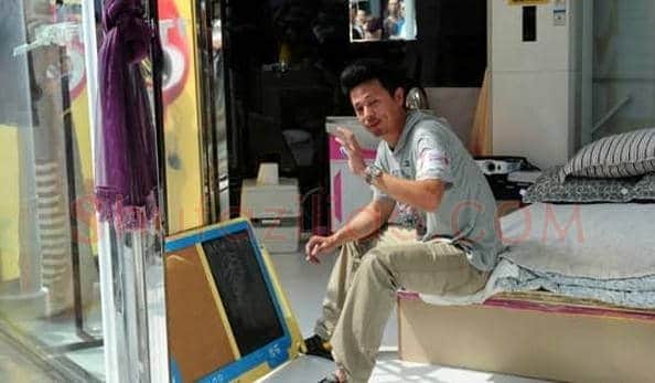 画家21天不吃不喝玻璃房内作画 绘城市孤独