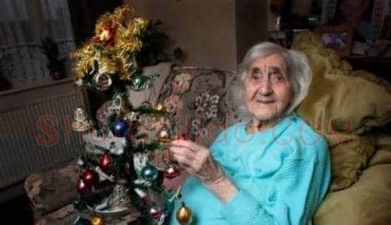 英百岁老妇珍藏小圣诞树长达80年