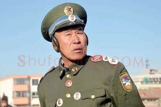 红色朗读者：收藏百余枚毛泽东像章被盗后自杀