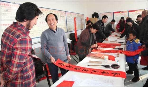 新春收藏 名人楹联书法受追捧(图)