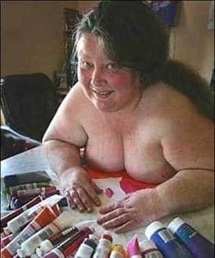澳大利亚女画家用乳房作画