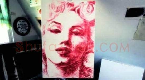 艺术家用嘴唇画出“梦露” 一幅画要吻画纸千次