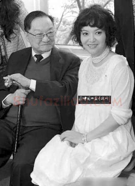 (图)金庸爱女开画展 亲自现身捧场