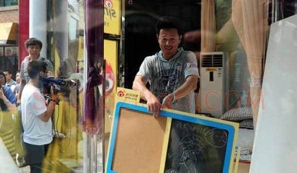 画家21天不吃不喝玻璃房内作画 绘城市孤独