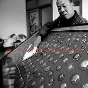 农民痴迷红色收藏：集毛主席像章两万余枚